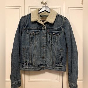 Levi’s Size Small Women’s Sherpa Lined Trucker Jacket